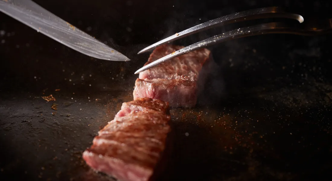 画像：焼いた肉を切る様子