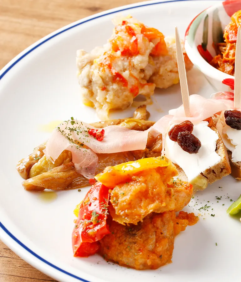 画像：生ハムやチーズ