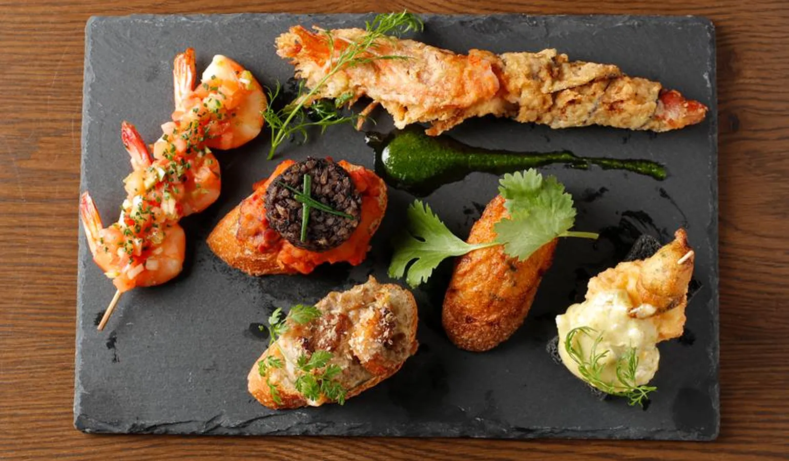 画像：ピンチョスやエビ